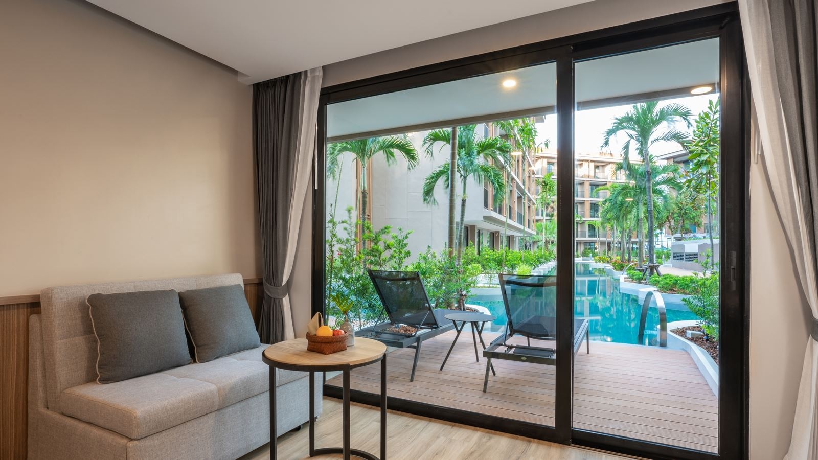 rooms-flora-pool-access