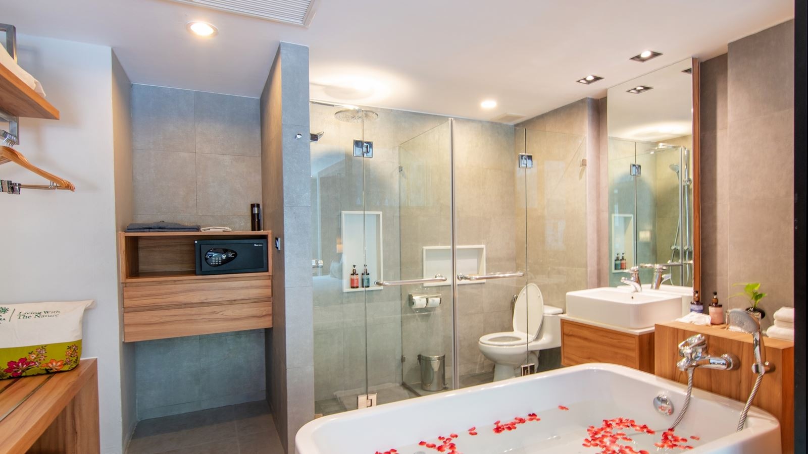 rooms-deluxe-pool-access