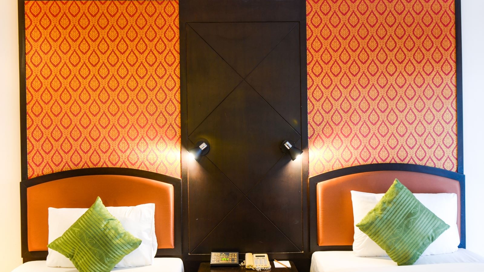 rooms-deluxe-pool-view