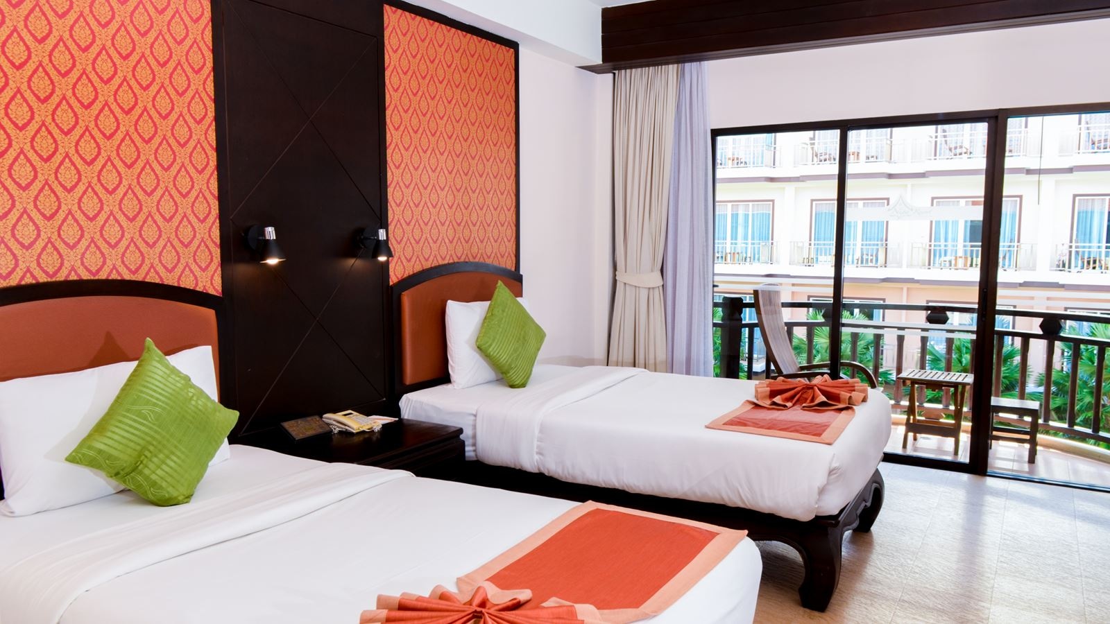 rooms-deluxe-pool-view