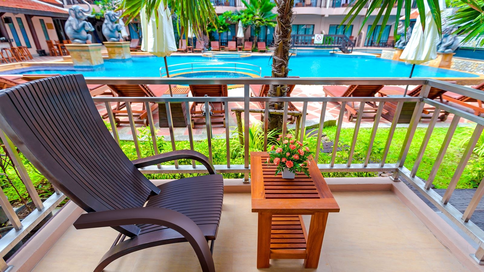 rooms-grand-deluxe-pool-view