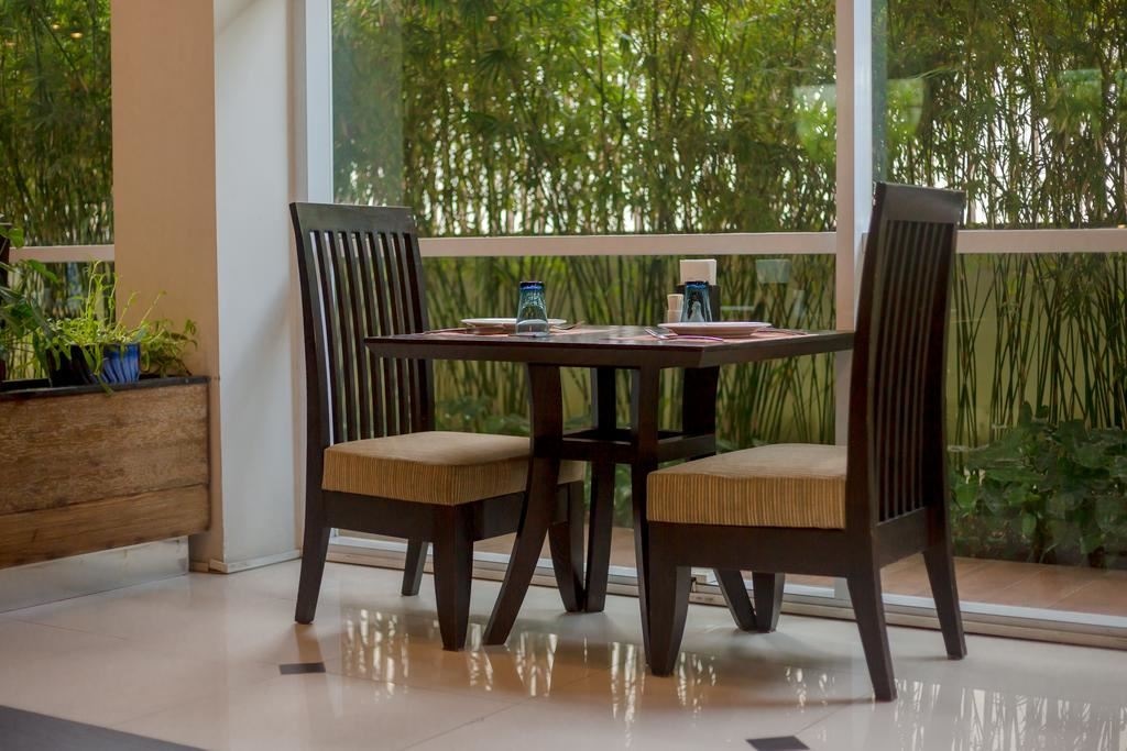 restaurants-pool-side-restaurant