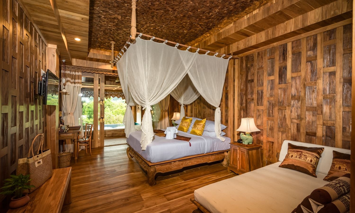 rooms-pool-suite-water-view