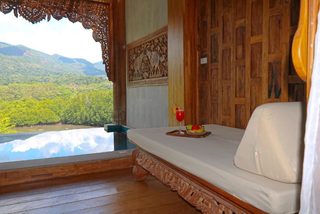 rooms-pool-suite-water-view-plus