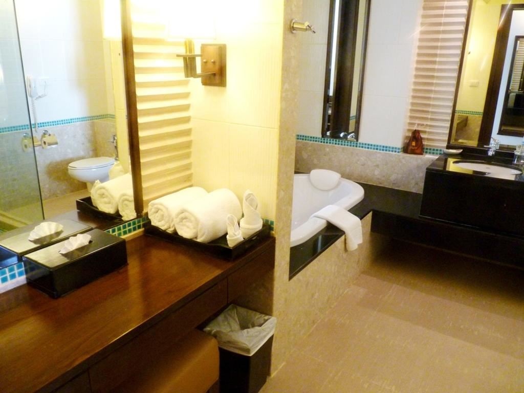 rooms-pool-access-room