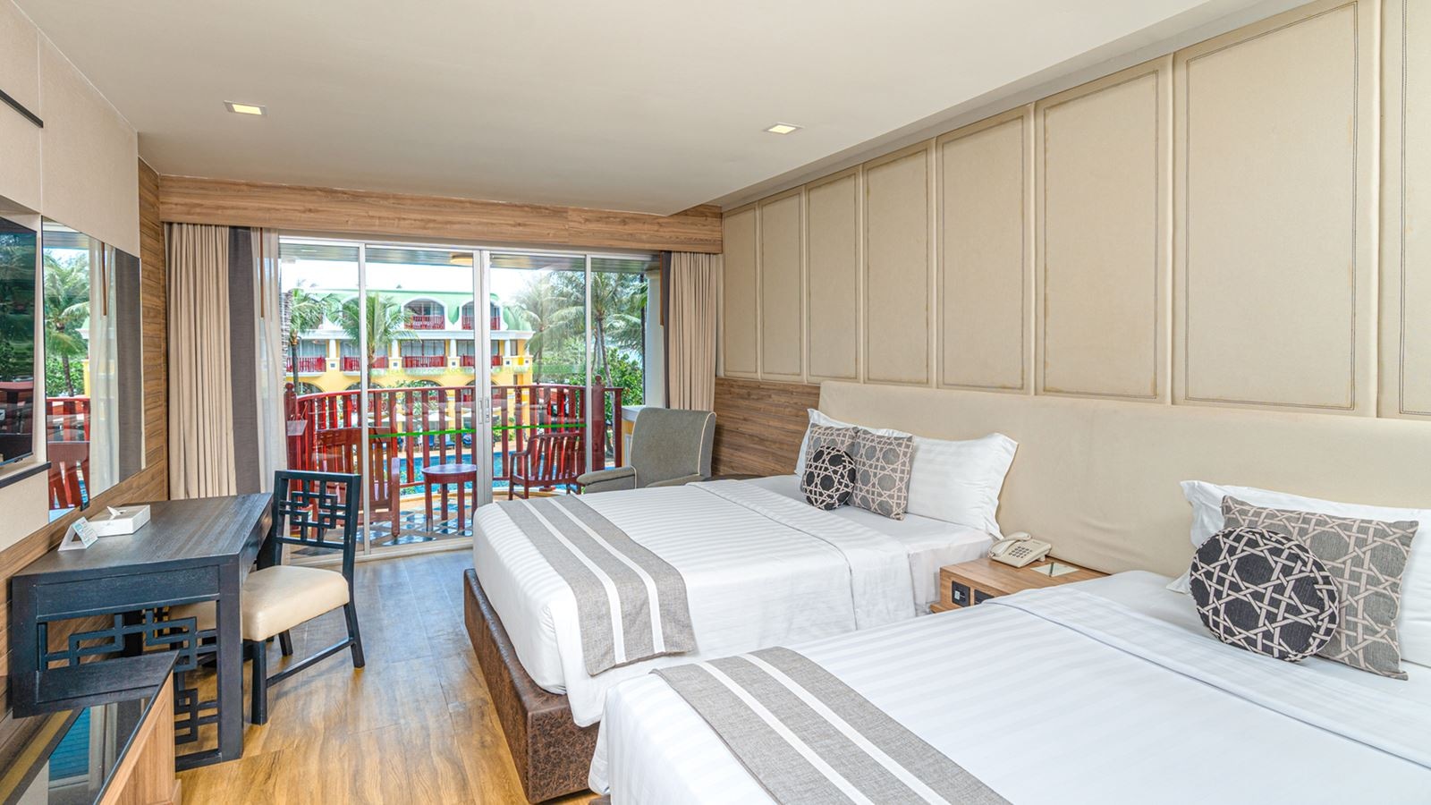 rooms-deluxe-pool-view