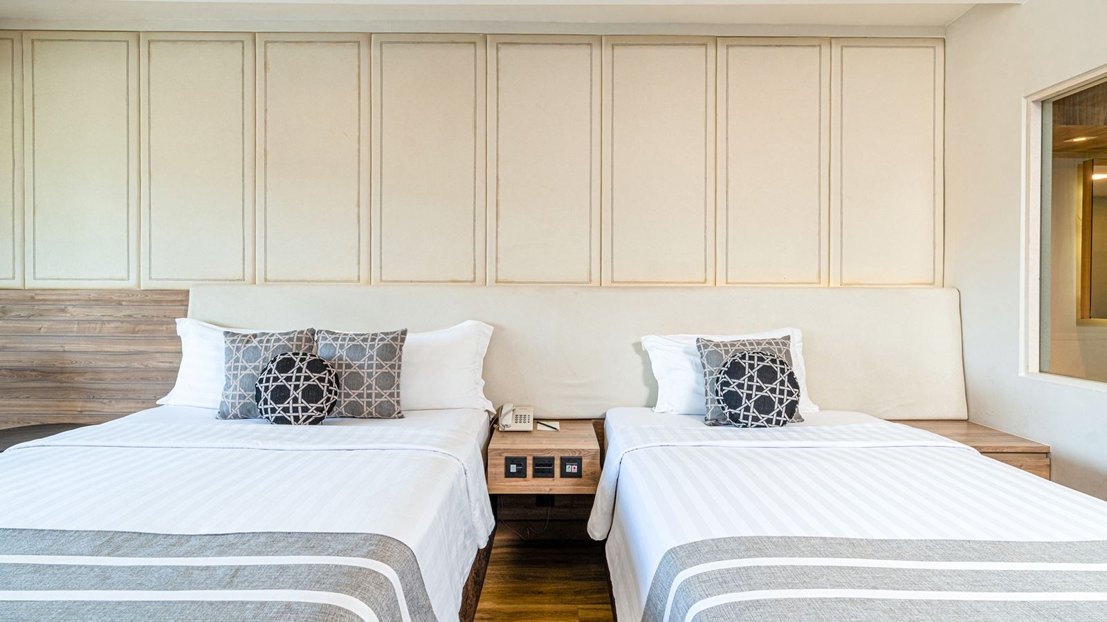 rooms-deluxe-pool-access