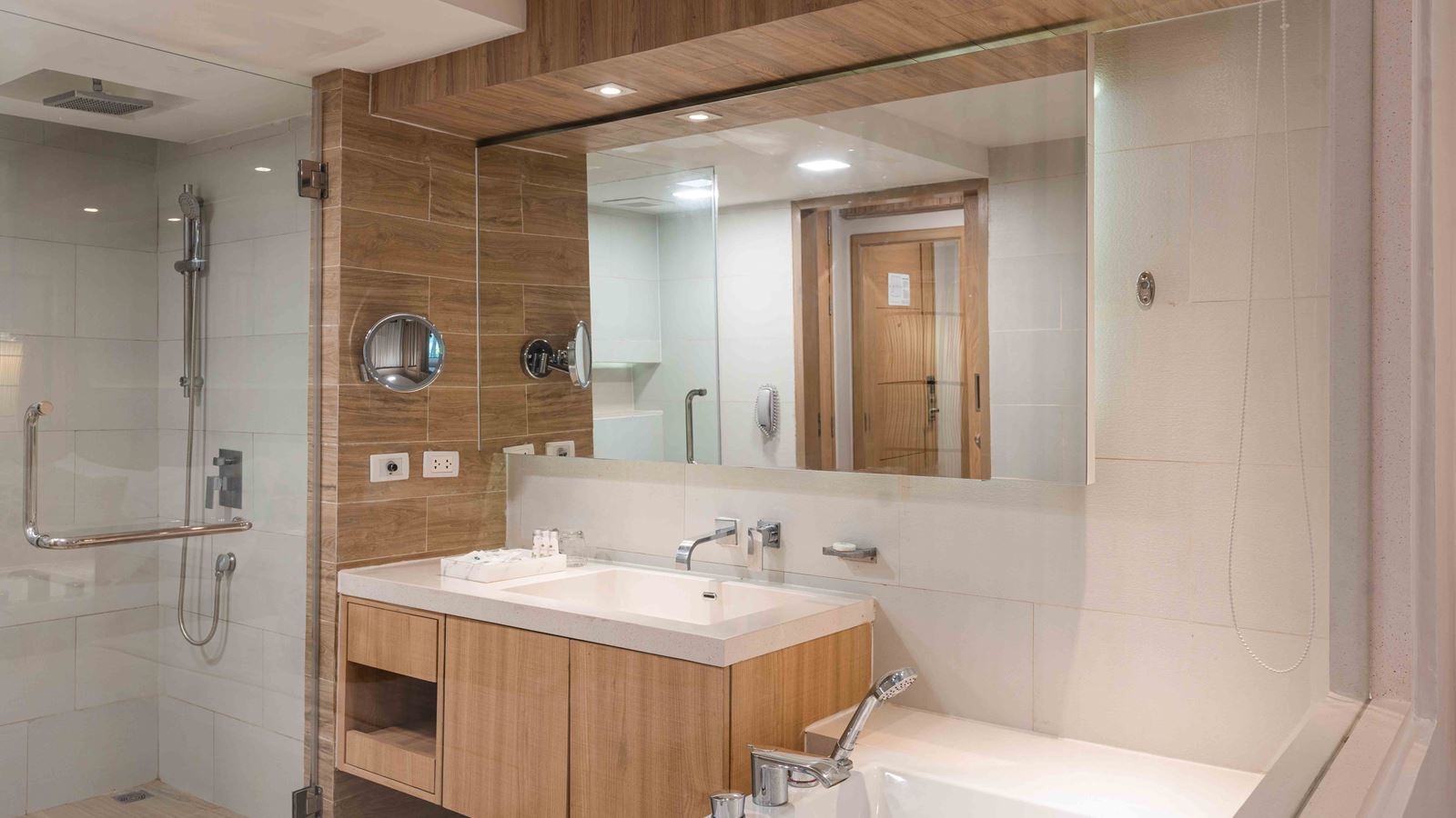 rooms-family-pool-access