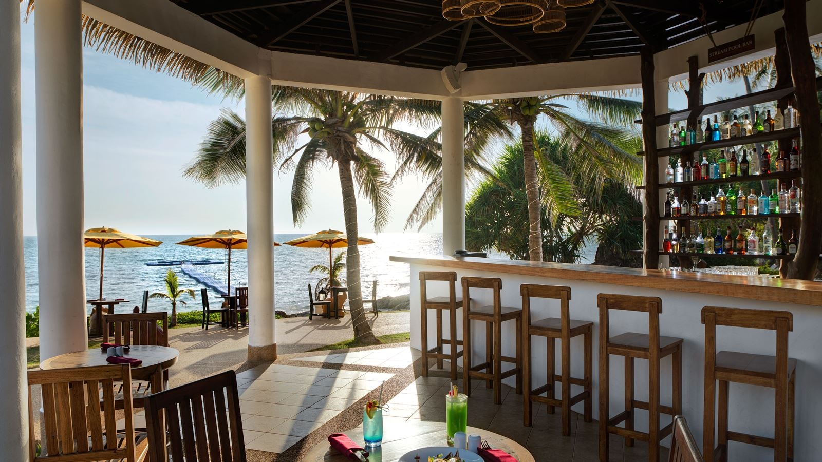 restaurants-stream-pool-bar