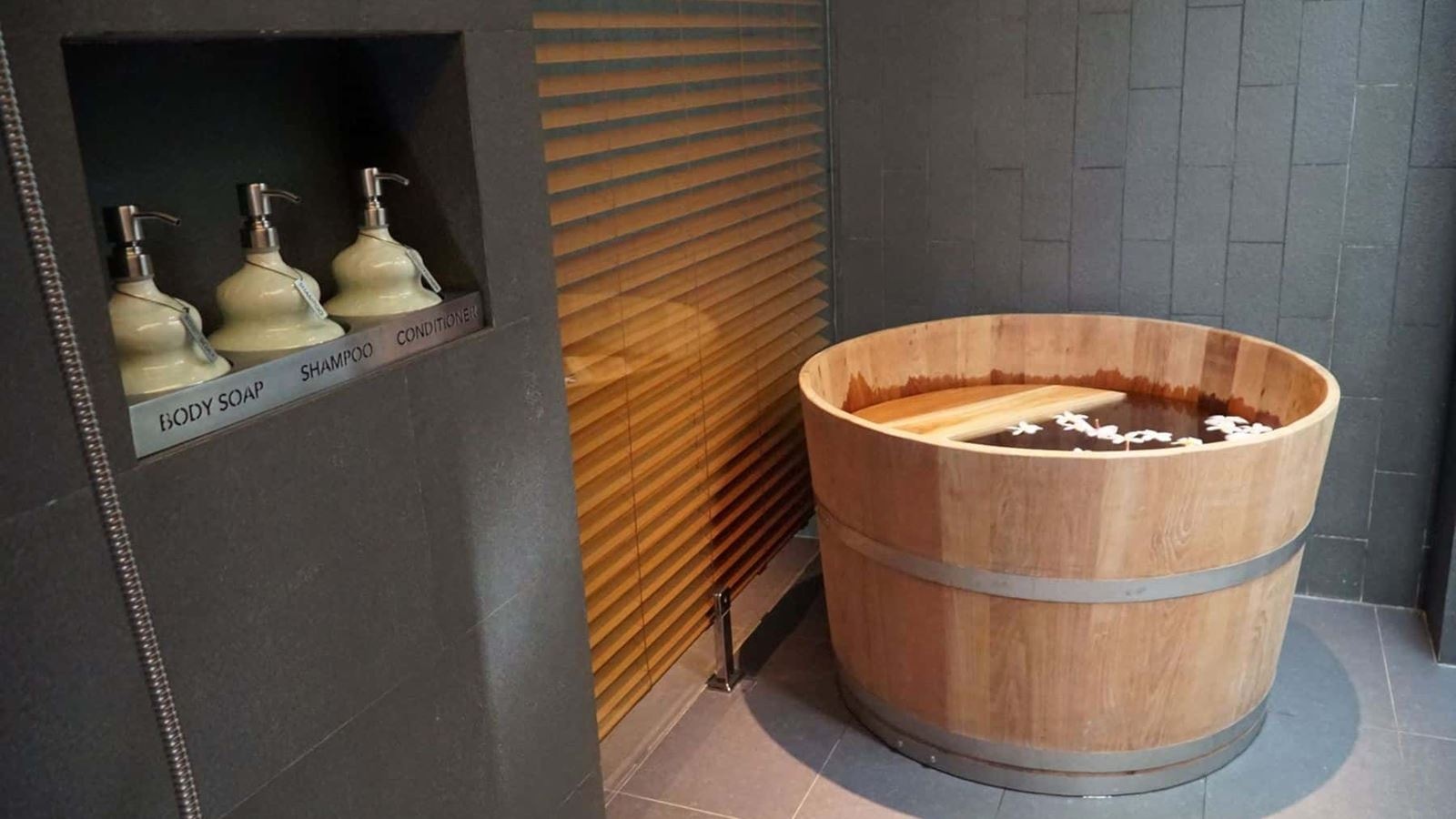 rooms-suite-pool-villa