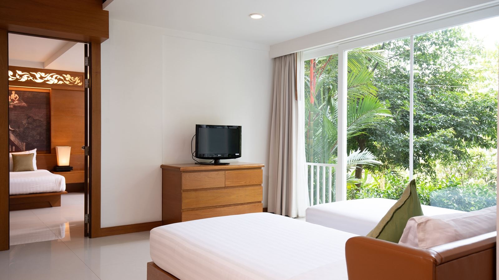 rooms-deluxe-family-room