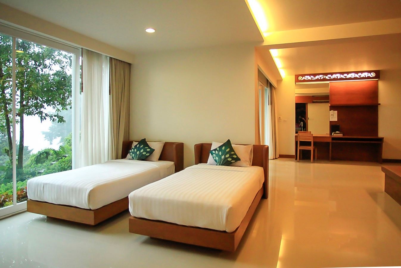 rooms-deluxe-family-room