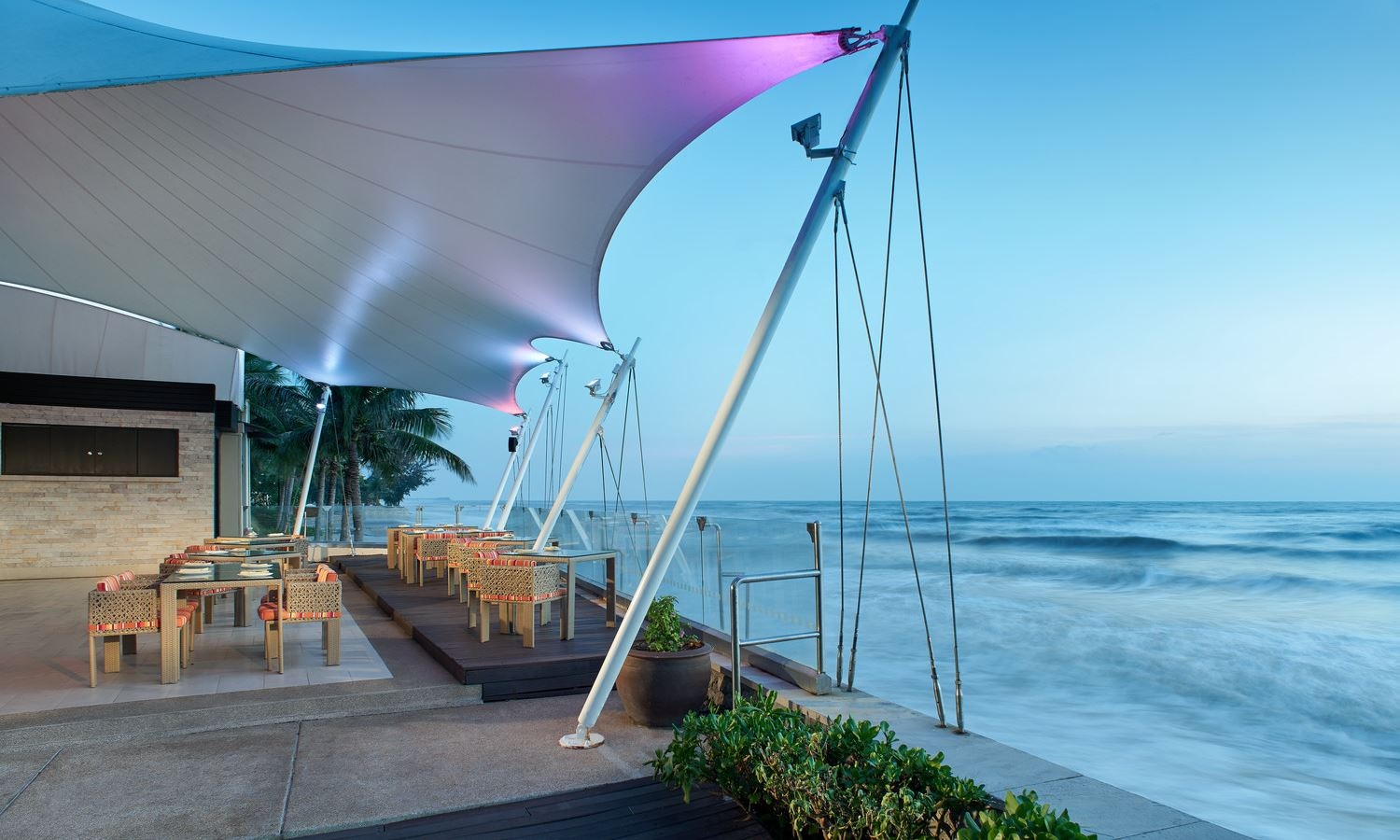 restaurants-luna-lanai--thai-international-seafood