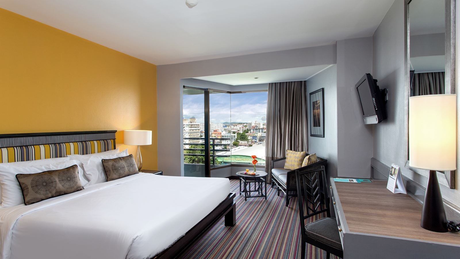 rooms-deluxe-city-view