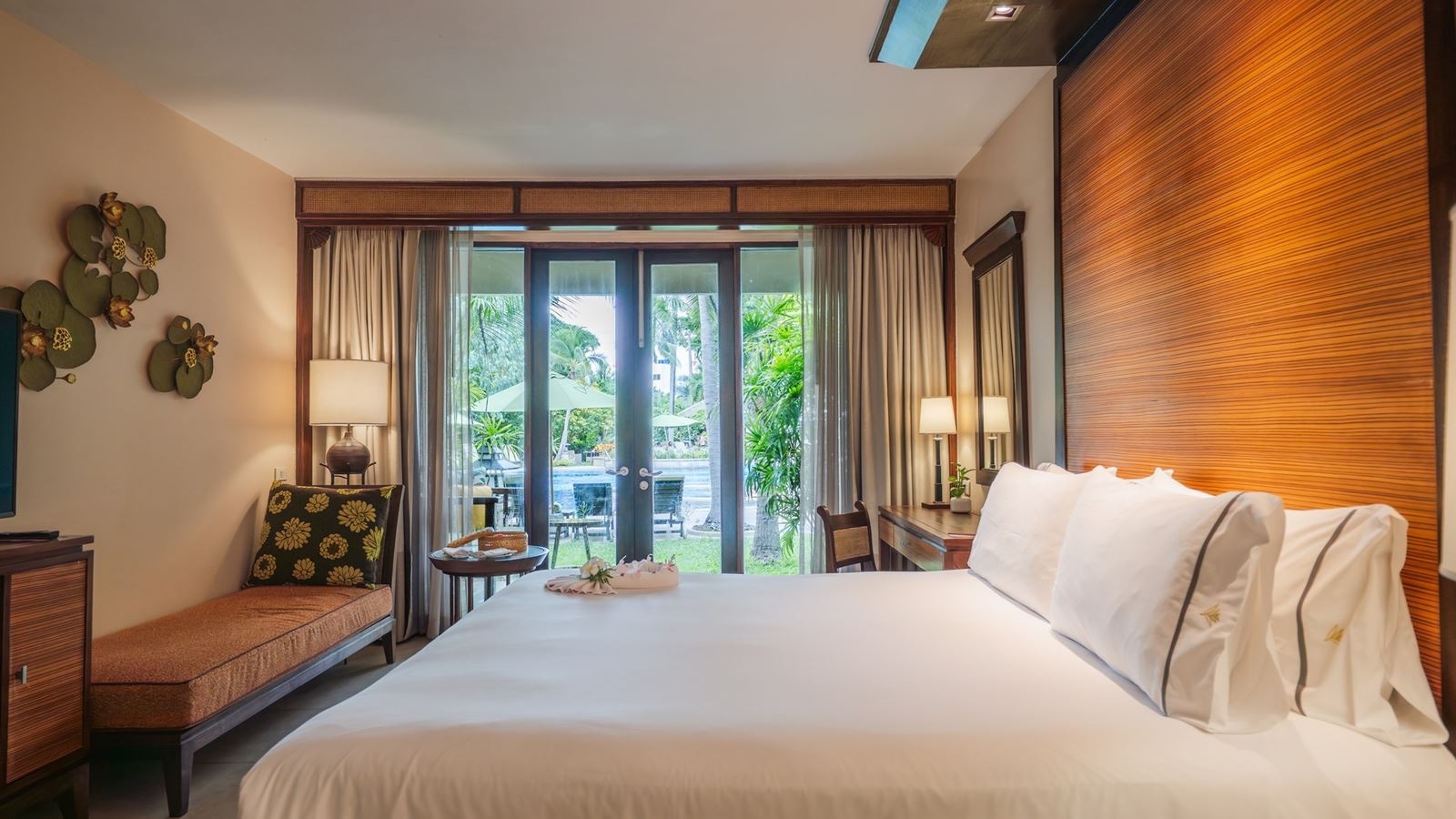 rooms-tropical-pool-side