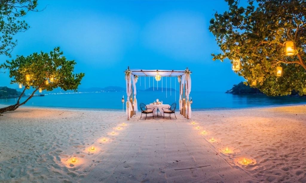 restaurants-romantic-private-beachfront-cabana-dining-on-the-beach