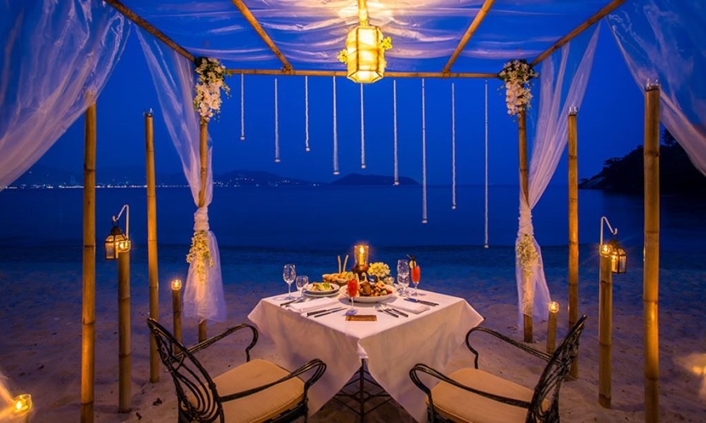 restaurants-romantic-private-beachfront-cabana-dining-on-the-beach