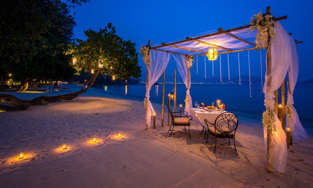 restaurants-romantic-private-beachfront-cabana-dining-on-the-beach