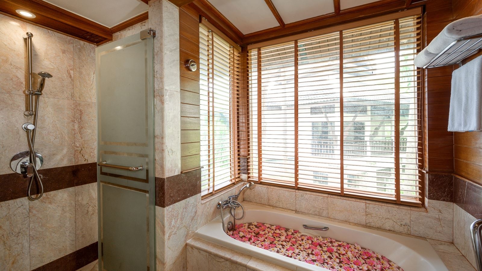 rooms-hillside-with-terrace-bathtub