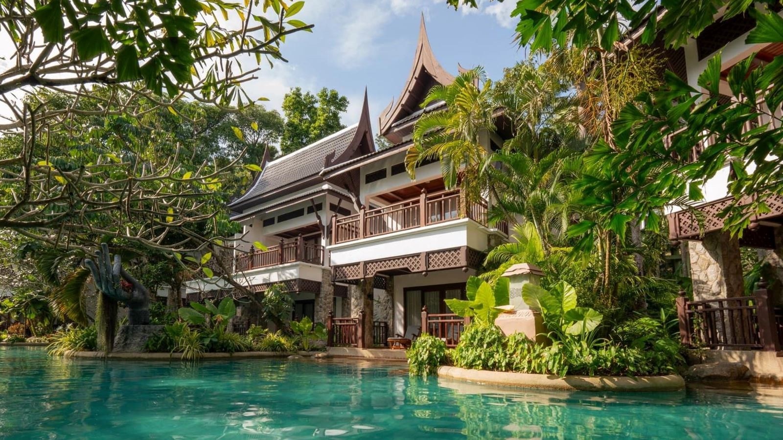 rooms-lagoon-poolside-with-bathtub