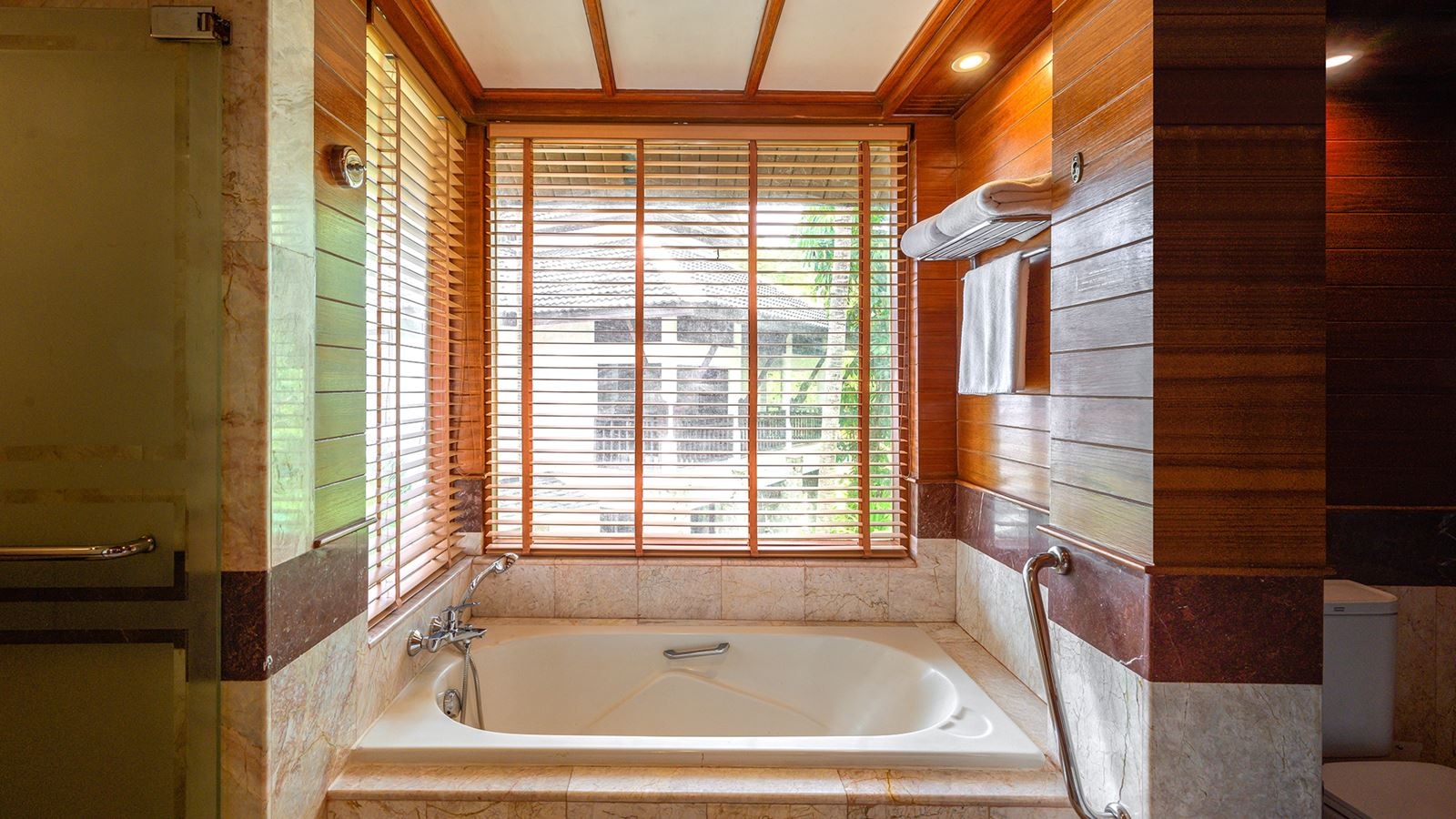 rooms-lagoon-poolside-with-bathtub