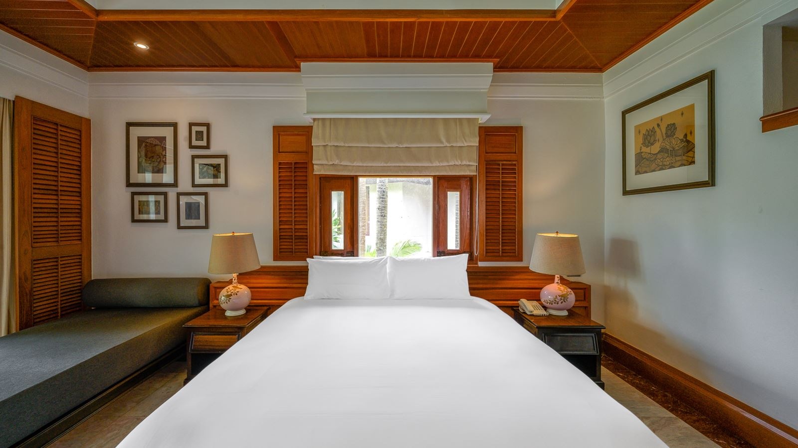 rooms-family-1-bedroom-hillside-suite-with-terrace-bathtub