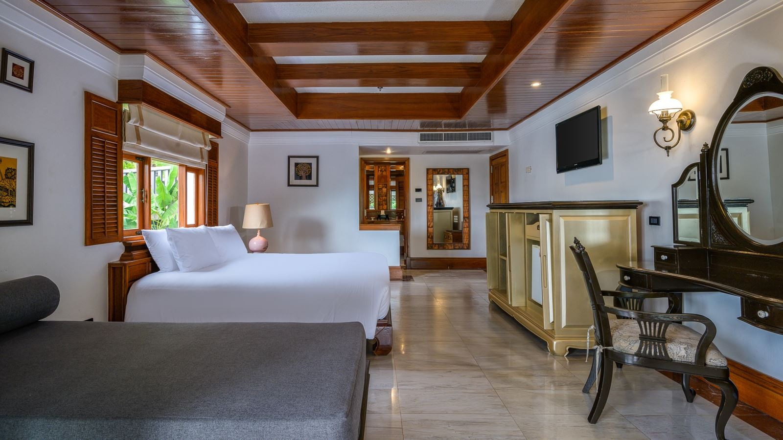 rooms-family-1-bedroom-hillside-suite-with-terrace-bathtub