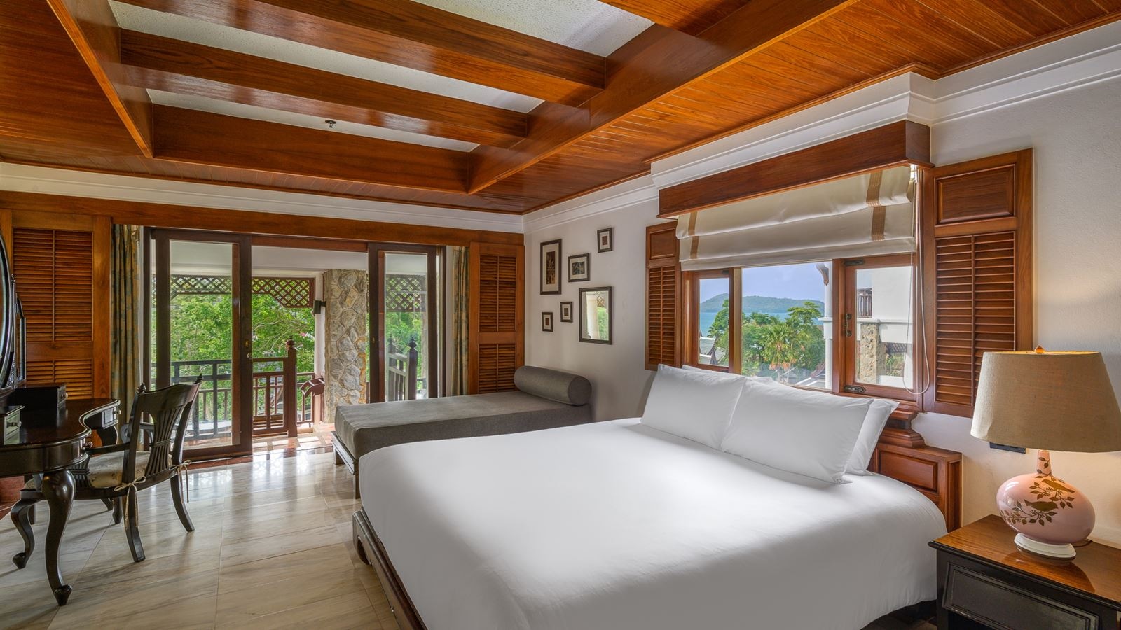 rooms-family-1-bedroom-hillside-suite-with-terrace-bathtub