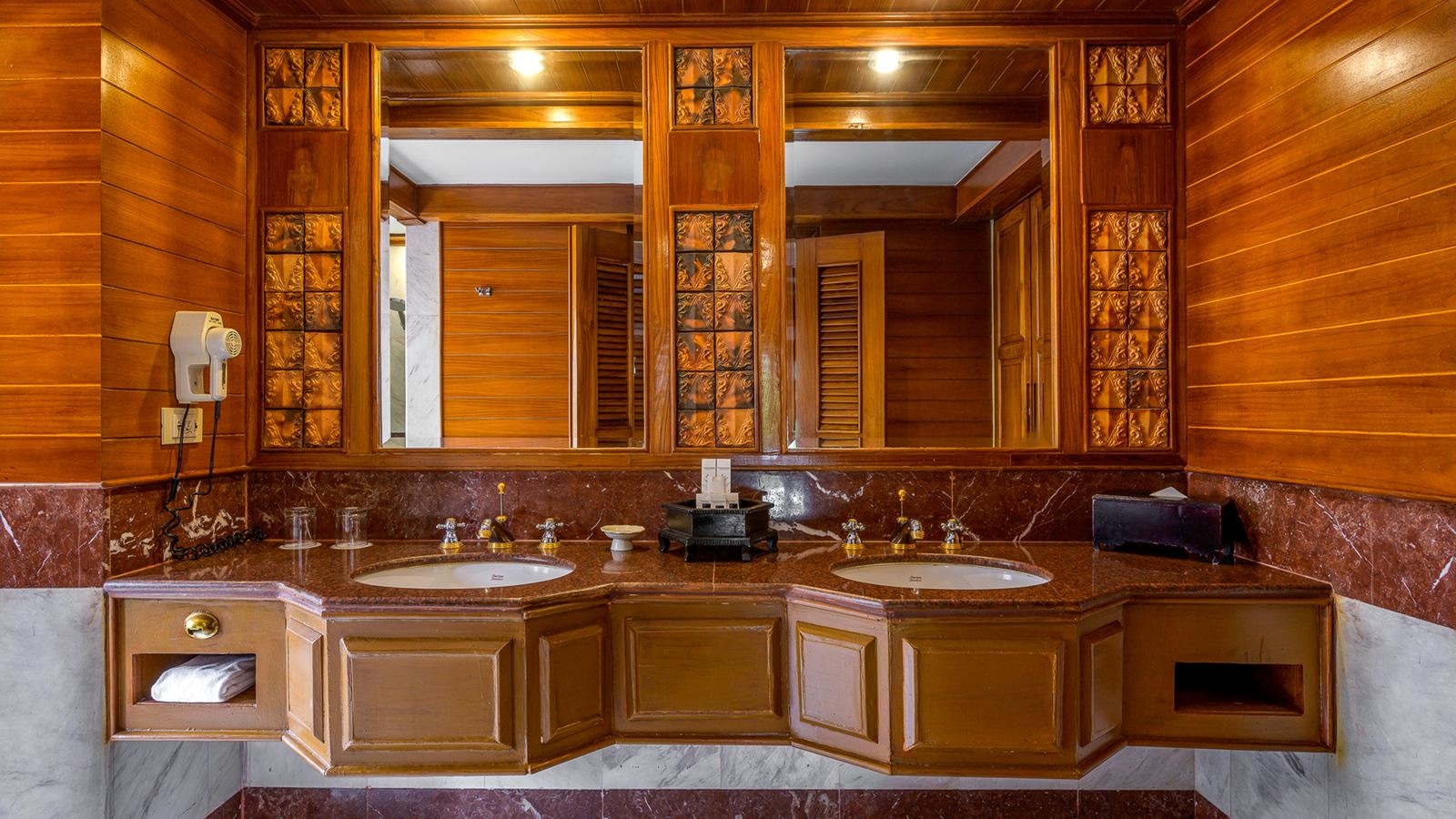 rooms-family-1-bedroom-hillside-suite-with-terrace-bathtub