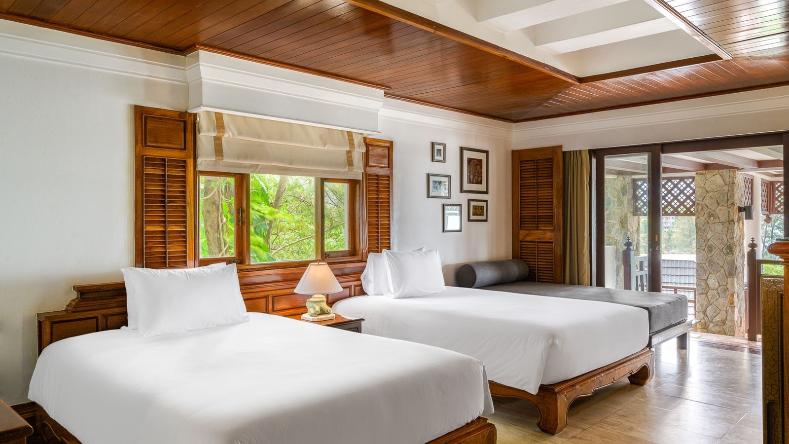 rooms-2-bedroom-hillside-suite-with-terrace-bathtub