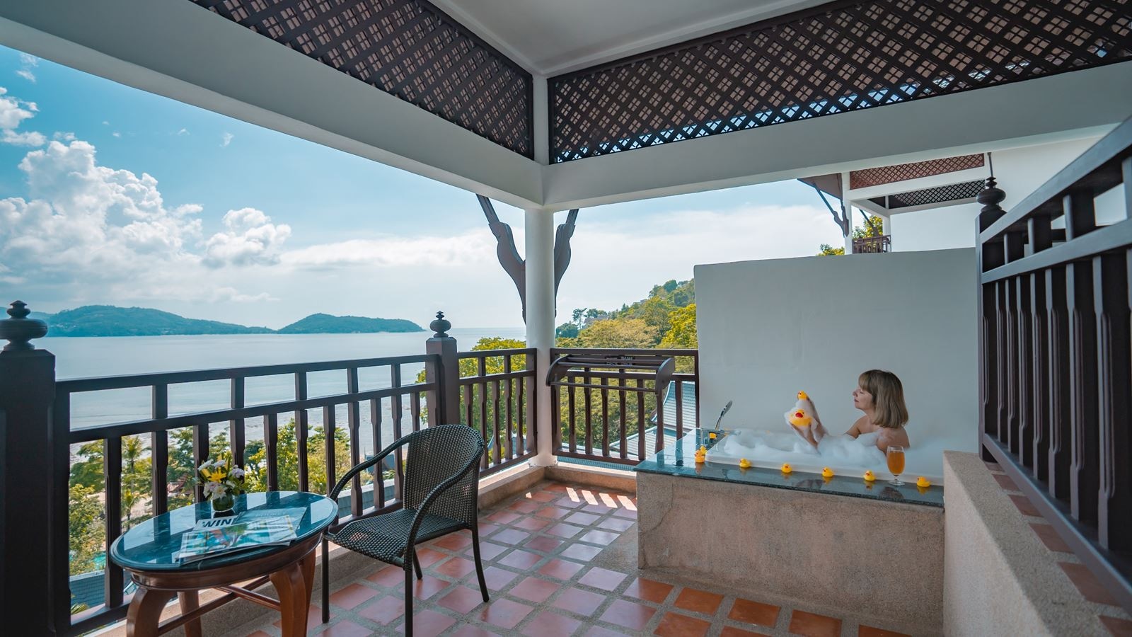 rooms-seaview-hillside-with-terrace-bathtub