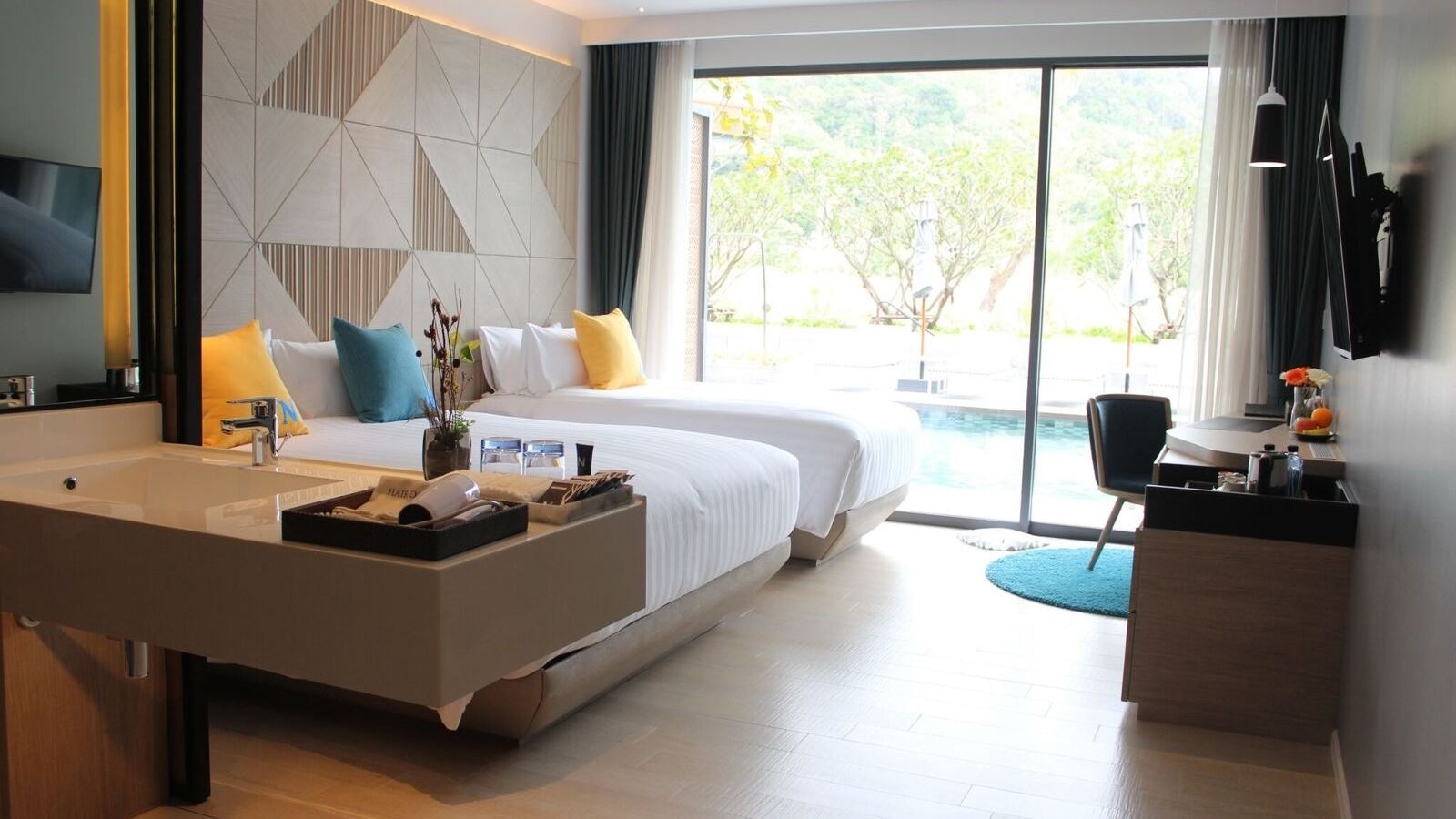 rooms-deluxe-pool-access