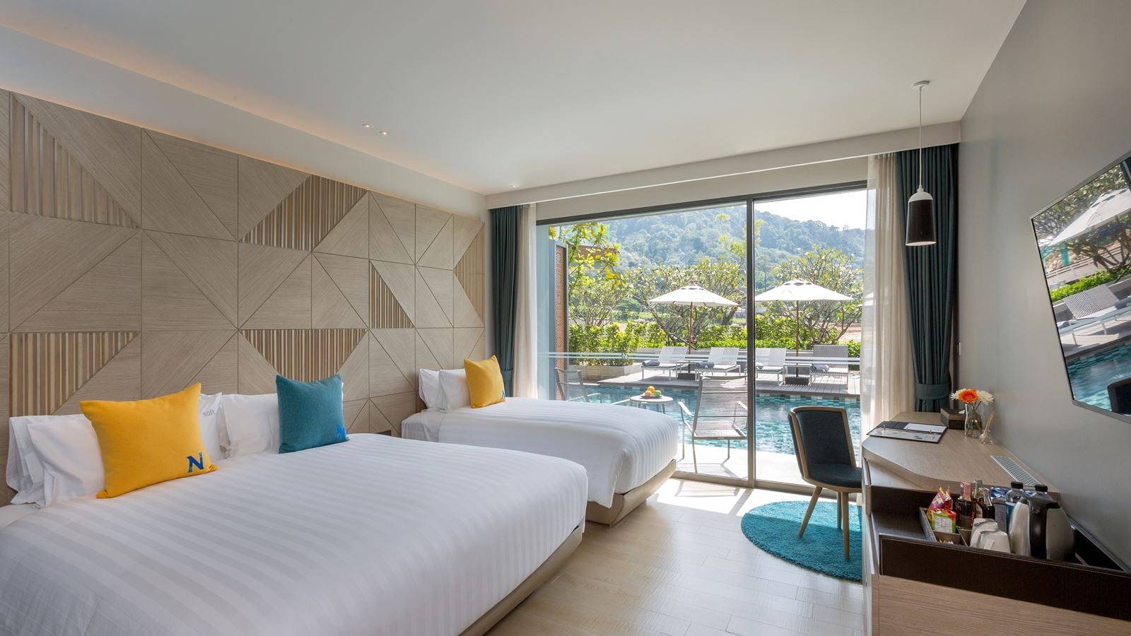 rooms-deluxe-pool-access