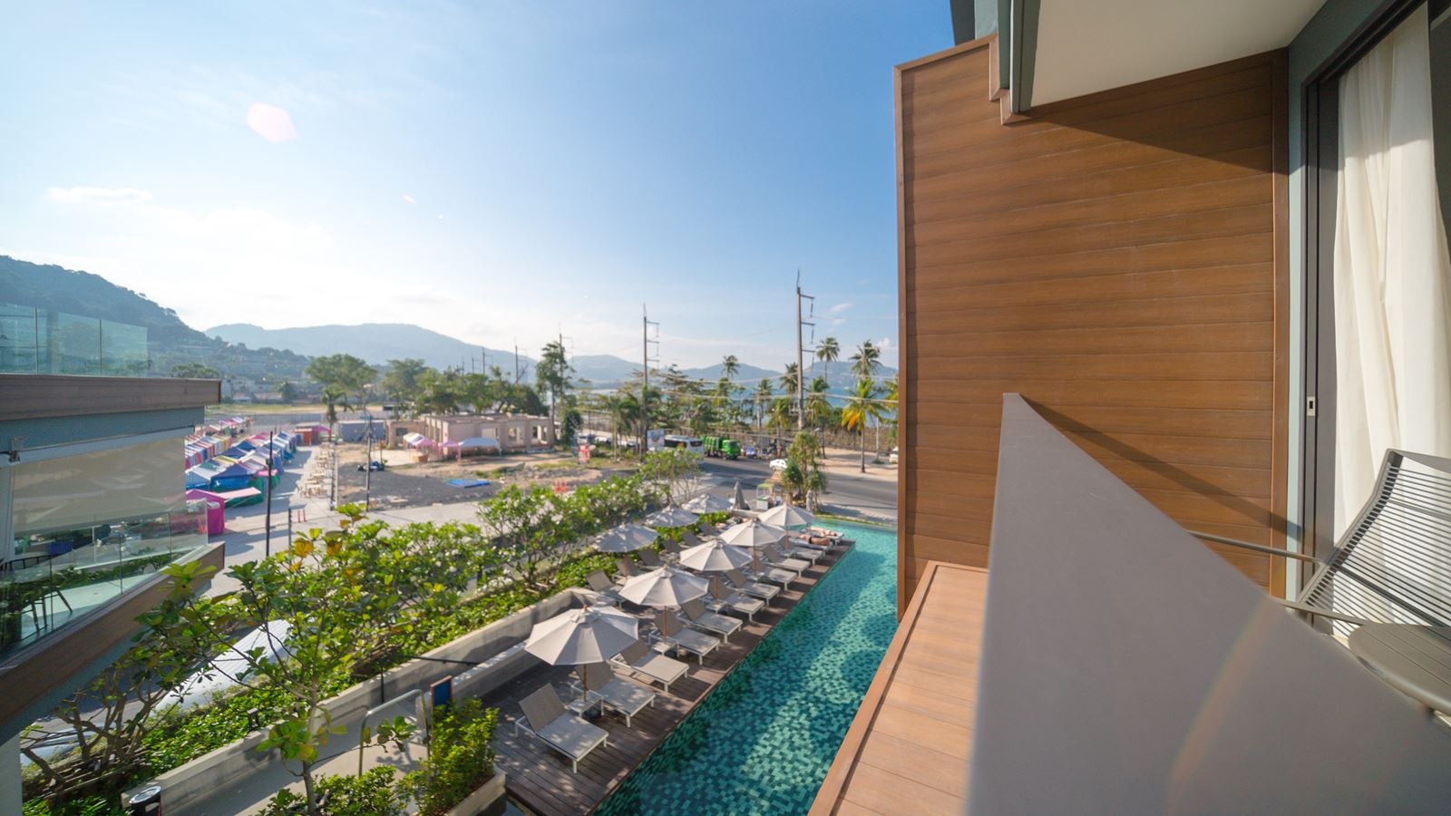 rooms-deluxe-pool-view