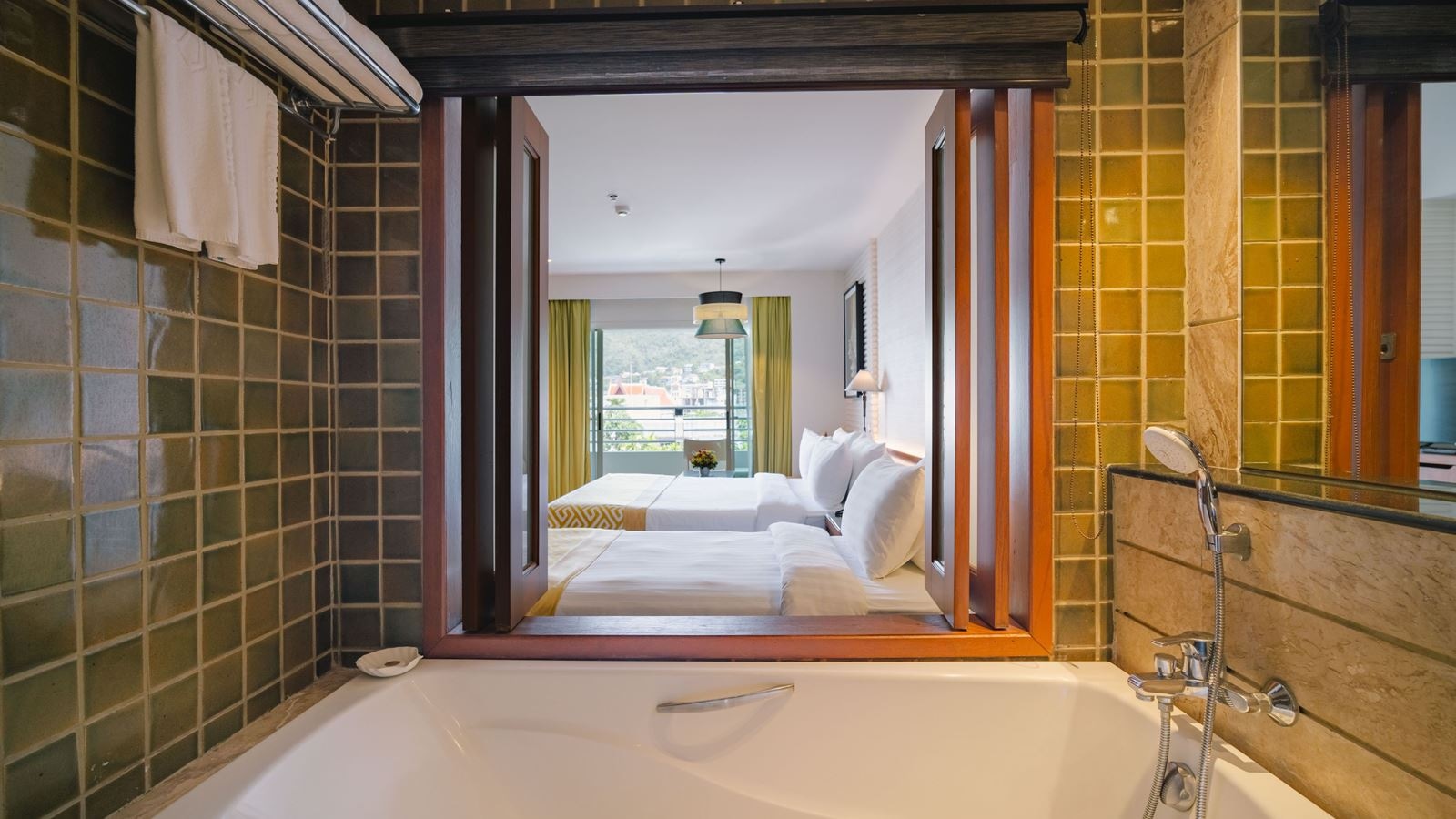 rooms-deluxe-royal-wing-1-queen-1-single