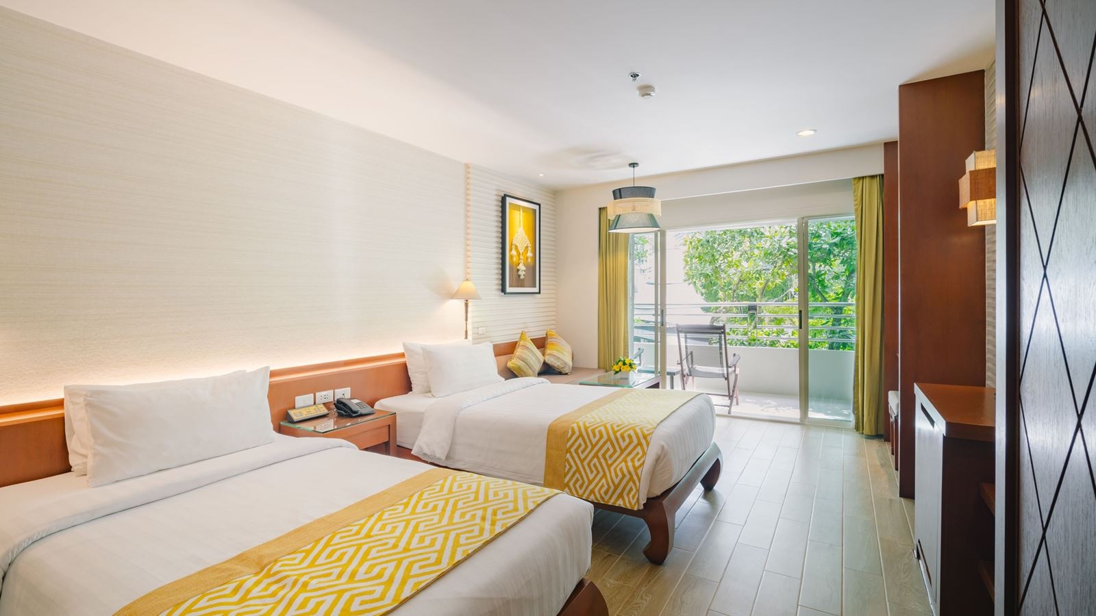 rooms-deluxe-royal-wing-1-queen-1-single