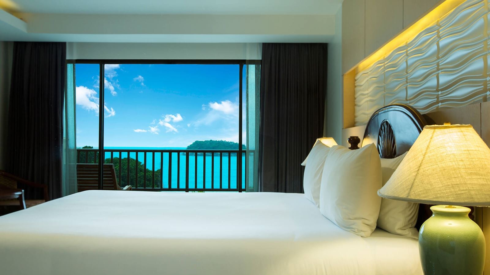rooms-deluxe-sea-view-child-sharing-bed
