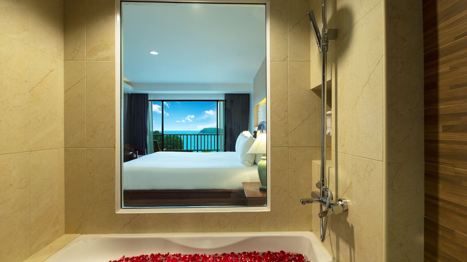 rooms-executive-club-sea-view-room