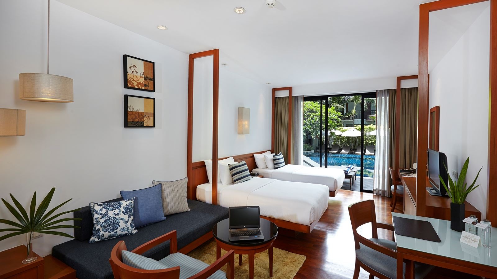 rooms-premier-studio-pool-access