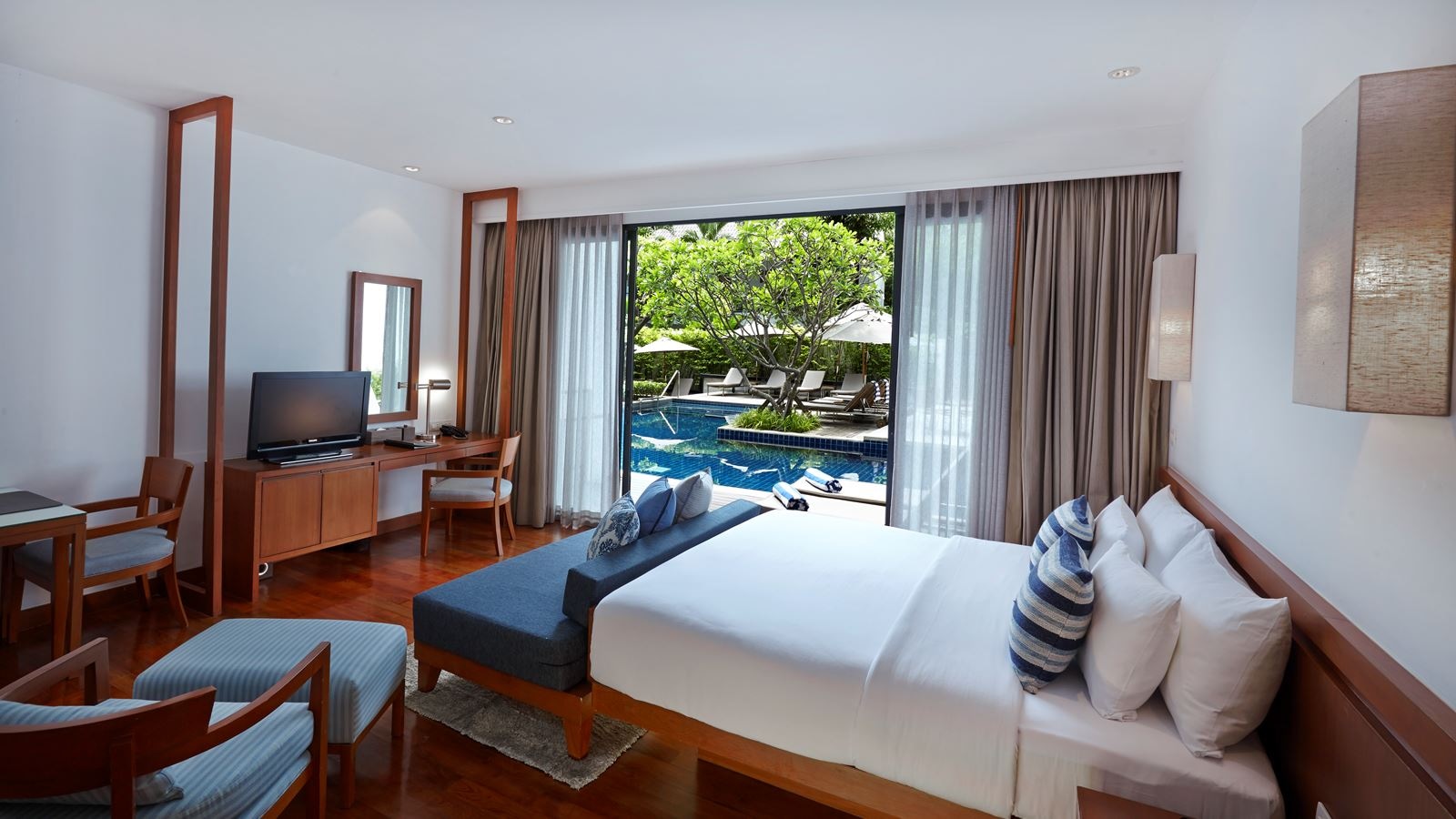 rooms-deluxe-pool-access-studio