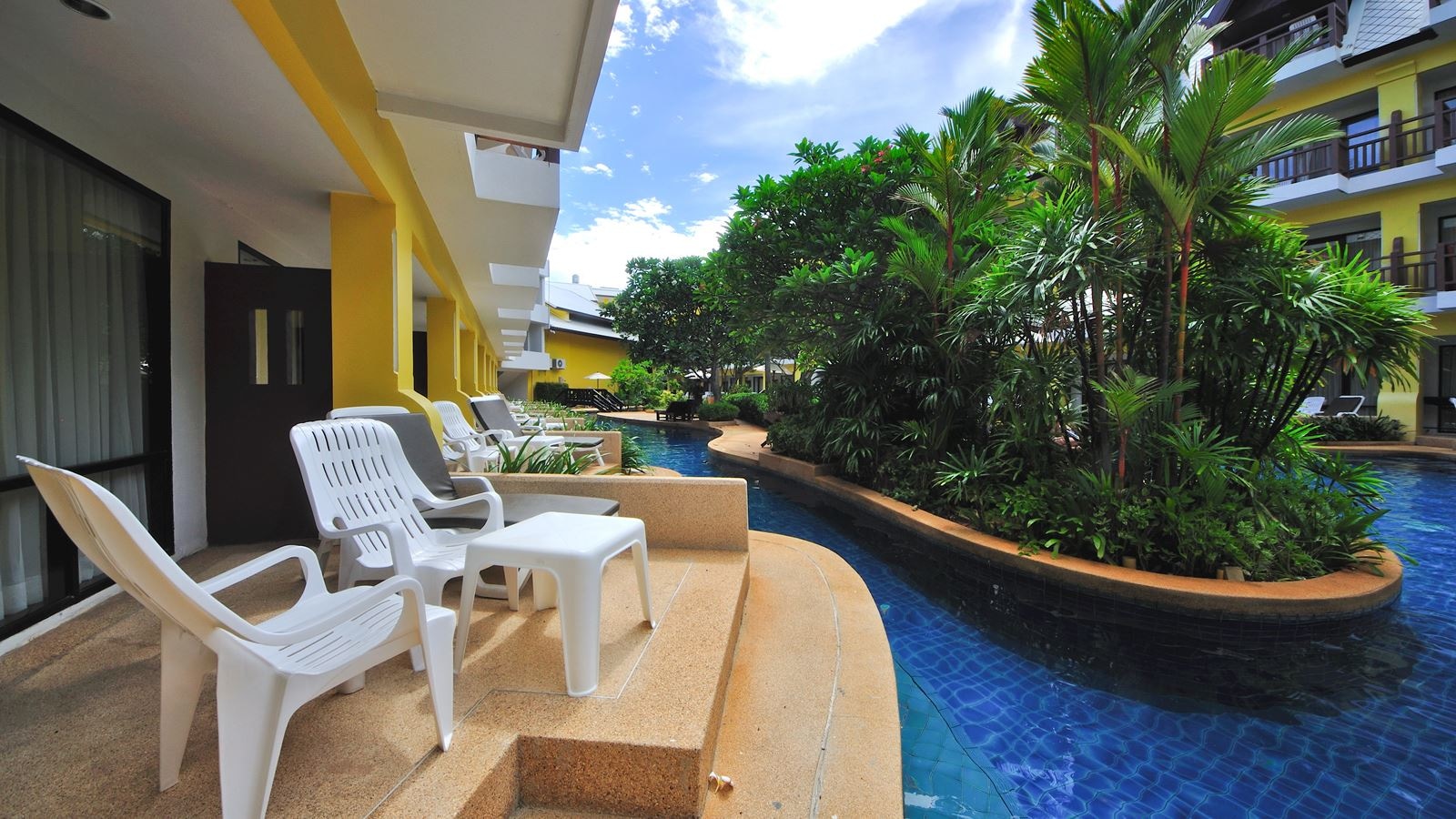 rooms-pool-access-room