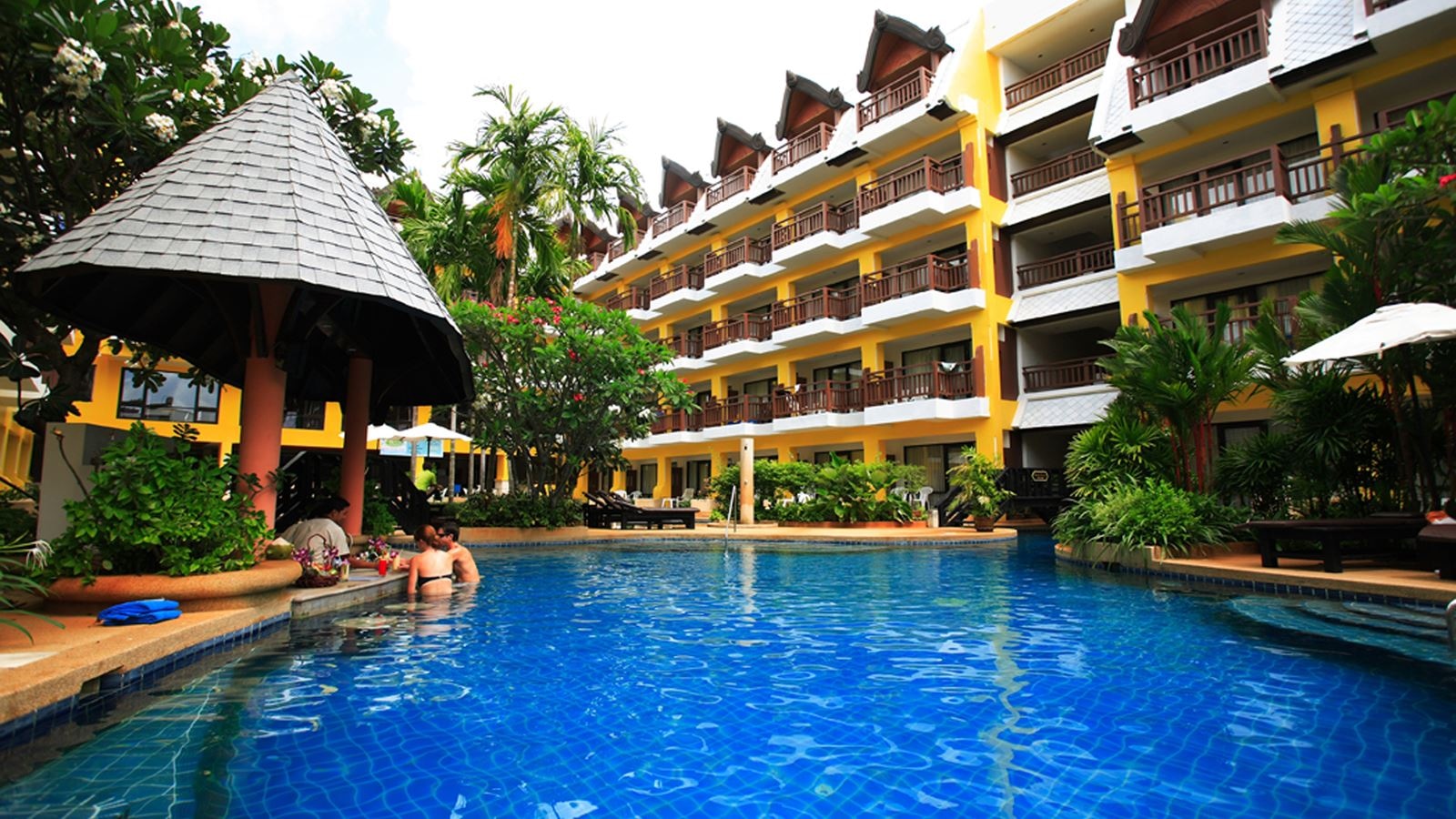 bars-sanook-pool-bar--swim--up-pool-bar