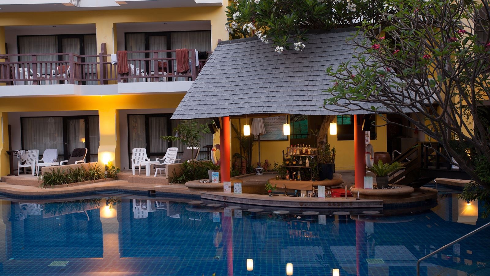 bars-sanook-pool-bar--swim--up-pool-bar