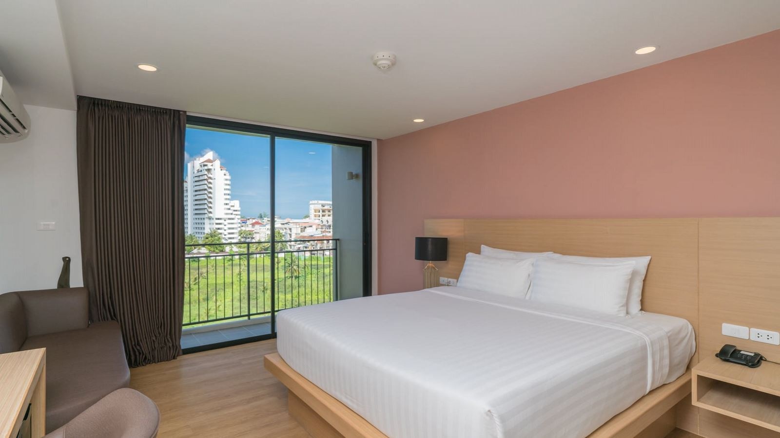 rooms-deluxe-king-bed