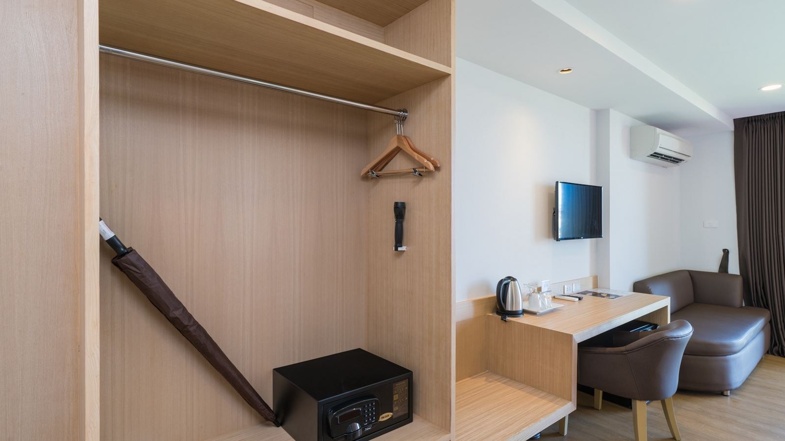 rooms-deluxe-king-bed