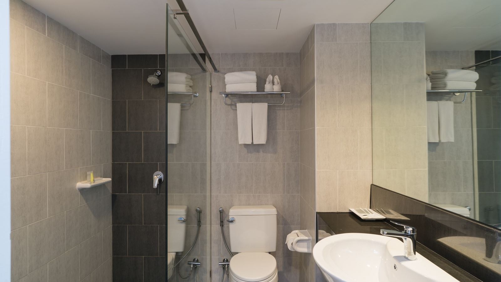 rooms-deluxe-king-bed