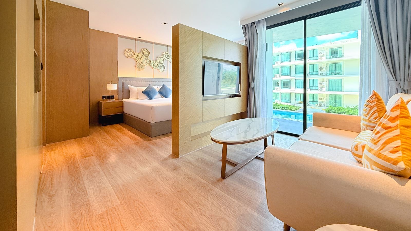 rooms-deluxe-pool-access