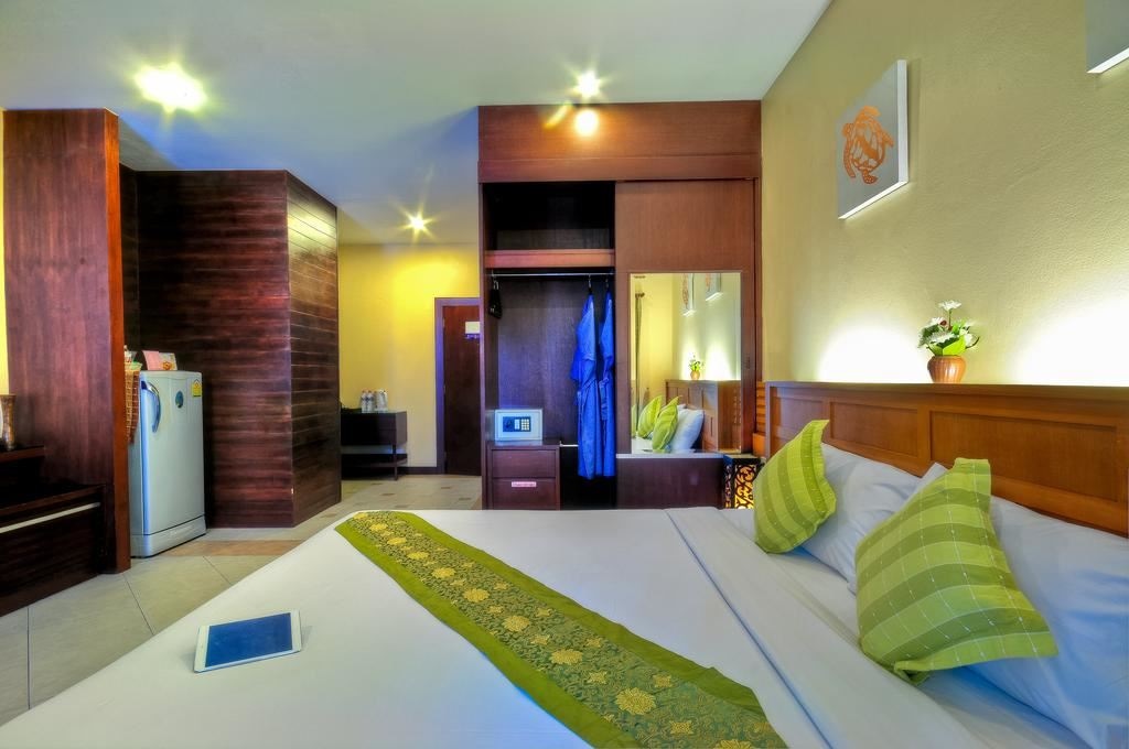 rooms-deluxe-pool-view