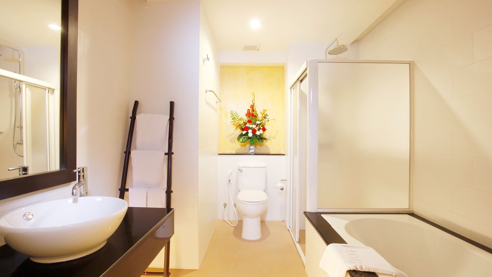 rooms-deluxe-pool-view-room