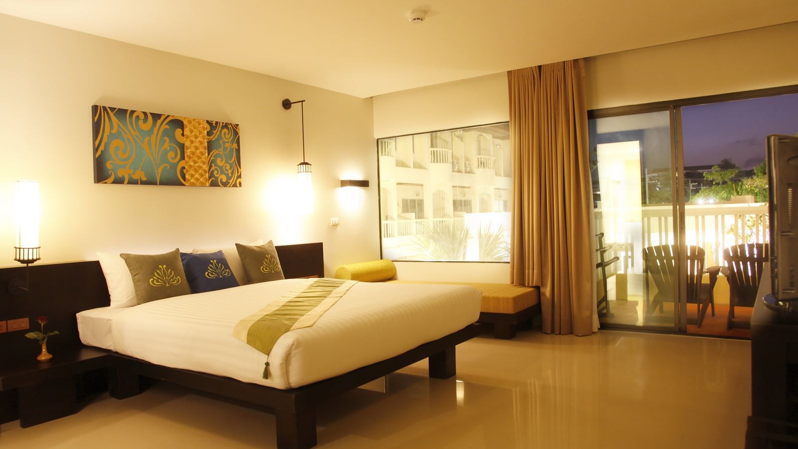 rooms-grand-deluxe-pool-view-room